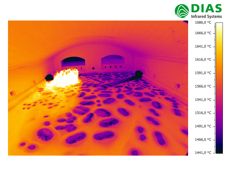 Thermal image from the PYROINC 1600N endoscope thermal imaging camera. The high-resolution thermal image shows the combustion chamber of a glass melting furnace.